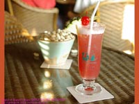 ���b�t���Y�z�e��( Raffles Hotel )�̃����O�o�[( Long bar )�̃V���K�|�[���X�����O( Singapore Sling )�@�B�e�ꏊ�F�V���K�|�[��